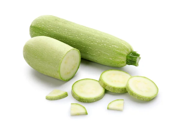 Scheiben Frischer Grüner Zucchini Auf Weißem Hintergrund — Stockfoto