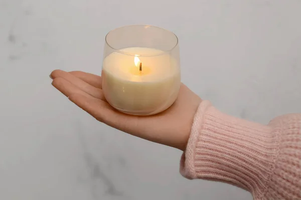 Weibliche Hand Mit Schöner Brennender Kerze Auf Hellem Hintergrund — Stockfoto