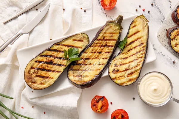 Plate Delicious Grilled Eggplants Sauce Tomatoes Light Background Top View — Stock Photo, Image