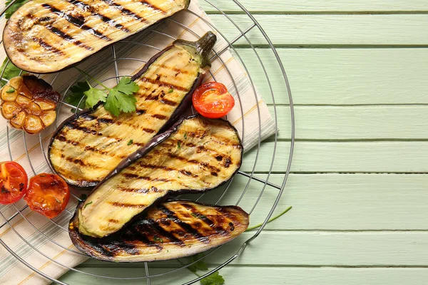 Cooling Rack Delicious Grilled Eggplants Tomatoes Wooden Background — Stock Photo, Image