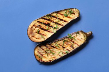 Mavi arka planda leziz ızgara patlıcanlar.