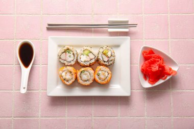 Lezzetli suşi ruloları, zencefil ve soya soslu tabak.