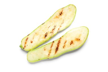 Beyaz arka planda lezzetli ızgara kabak dilimleri.