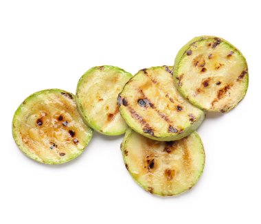 Beyaz arka planda lezzetli ızgara kabak dilimleri.