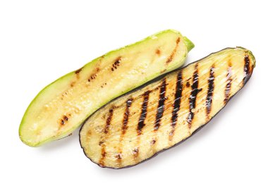 Beyaz arka planda ızgara patlıcan ve kabak dilimleri.