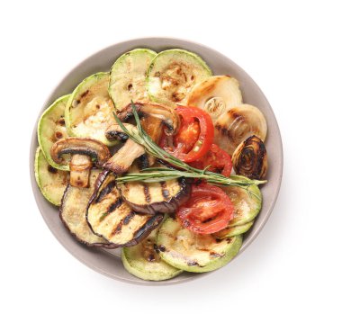 Beyaz arka planda farklı lezzetli ızgara sebzeli tabak.