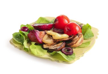 Beyaz arka planda farklı lezzetli ızgara sebzeli tabak.