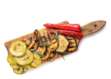 Tahta tahtada beyaz arka planda farklı lezzetli ızgara sebzeler var.