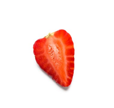 Beyaz arka planda taze çilek dilimi