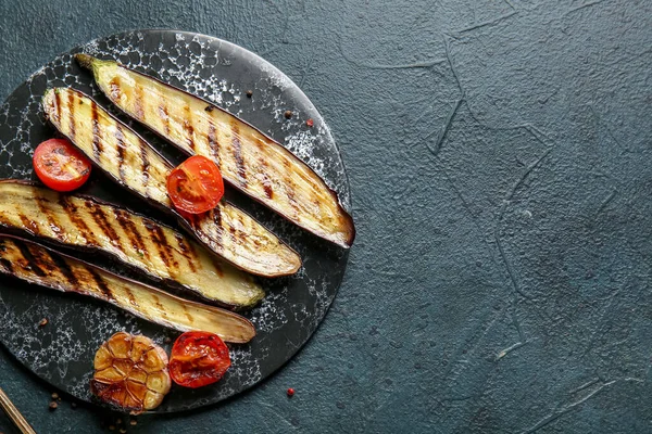 深色背景的美味烤茄子和西红柿 — 图库照片