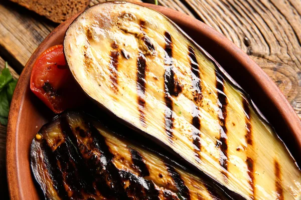 Plate Delicious Grilled Eggplants Tomatoes Wooden Background Closeup — Stock Photo, Image