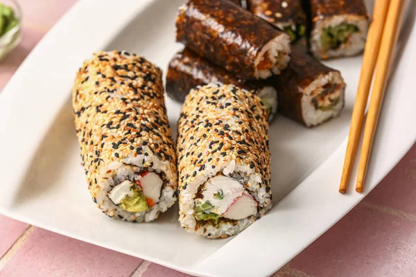 Placa Con Deliciosos Rollos Sushi Mesa Primer Plano — Foto de Stock