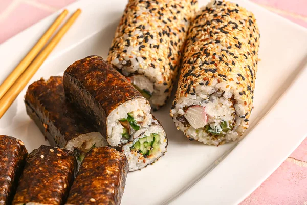 Placa Con Deliciosos Rollos Sushi Mesa Primer Plano — Foto de Stock