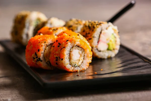 Plattan Med Välsmakande Sushi Rullar Bordet Närbild — Stockfoto