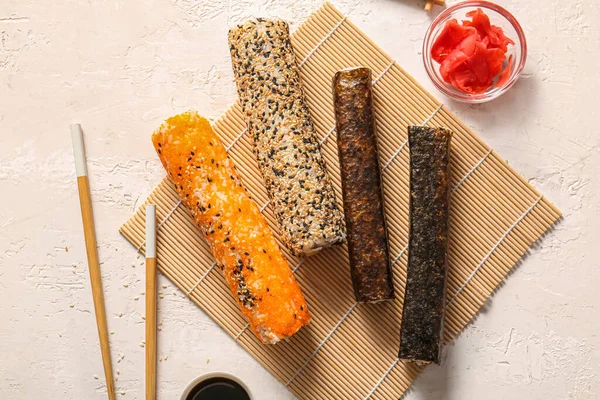 Deliciosos Rollos Sushi Jengibre Sobre Fondo Claro Vista Superior — Foto de Stock
