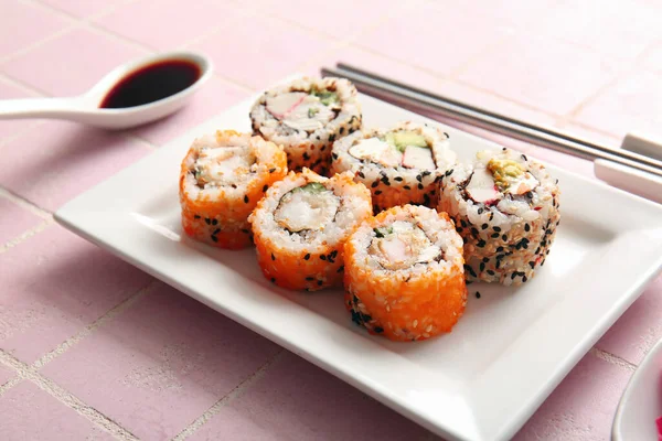 Placa Con Sabrosos Rollos Sushi Mesa Primer Plano — Foto de Stock