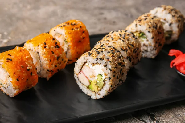 Placa Con Sabrosos Rollos Sushi Sobre Fondo Gris Primer Plano — Foto de Stock