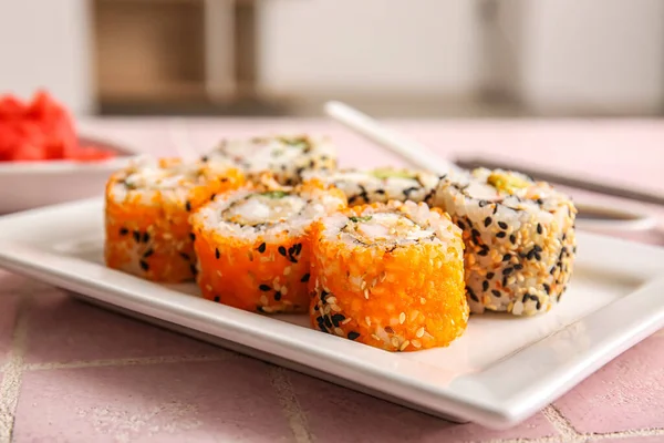 Placa Con Sabrosos Rollos Sushi Mesa Primer Plano — Foto de Stock