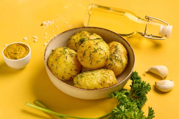 Teller Mit Gekochten Babykartoffeln Mit Dill Und Senf Auf Gelbem — Stockfoto