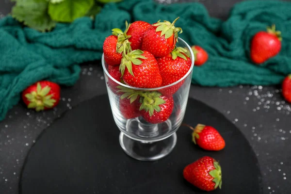 Bord Met Glas Verse Aardbeien Zwarte Achtergrond — Stockfoto
