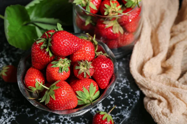 Schüssel Und Glas Mit Frischen Erdbeeren Nahaufnahme — Stockfoto