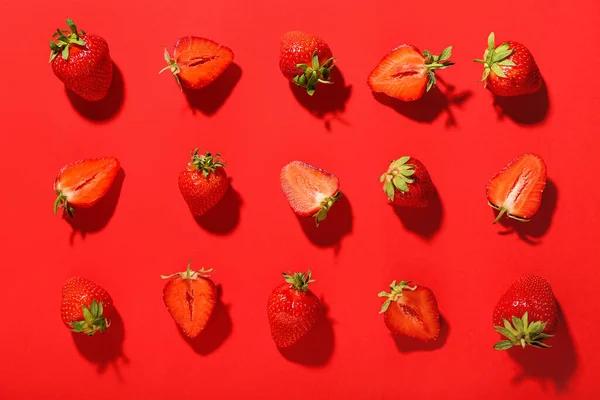 Viele Frische Erdbeeren Auf Rotem Hintergrund — Stockfoto
