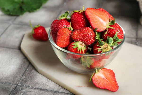 Schüssel Mit Frischen Erdbeeren Auf Grauem Fliesenhintergrund — Stockfoto
