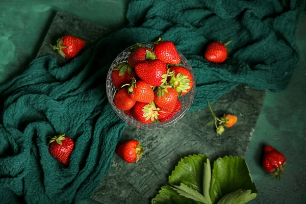 Glass Bowl Fresh Strawberries Green Background — Stock Photo, Image