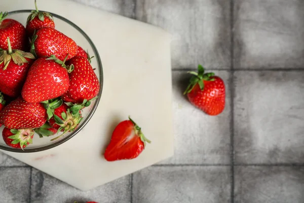 Bowl Fresh Strawberries Grey Tile Background — Stock Photo, Image
