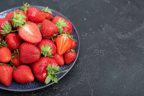 Teller Mit Frischen Erdbeeren Auf Schwarzem Hintergrund — Stockfoto