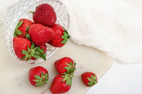 Glasschale Mit Frischen Erdbeeren Auf Weißem Hintergrund — Stockfoto