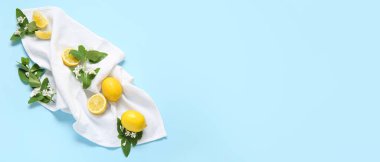 Açık mavi zemin üzerinde, metin ve üst görünüm için alanı olan dallar ve limonlar açar