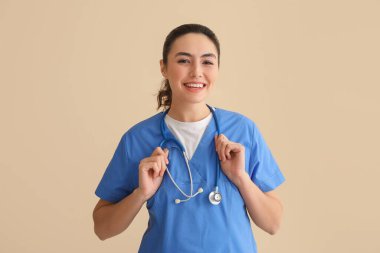 Bej arka planda kadın tıp asistanı