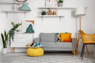 Rahat kanepesi ve çekmeceleri olan şık bir oturma odası.