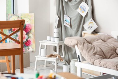 Modern sanatçının stüdyosunun içi.