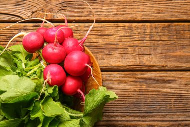 Ahşap zemin üzerinde taze turp tabağı