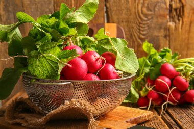 Ahşap arka planda taze turplu kolander.