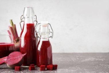 Arkaplanda taze pancar suyu şişeleri