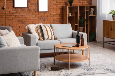 Oturma odasının içi boş bira şişeleriyle dolu.