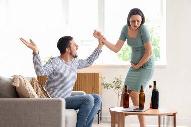 Sarhoş koca, hamile karısıyla evde kavga ediyor. Aile içi şiddet kavramı
