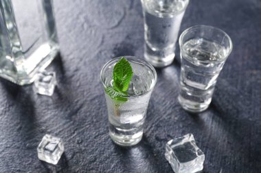 Siyah arka planda soğuk votka bardakları