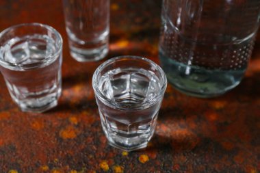 Arka planda votka bardakları