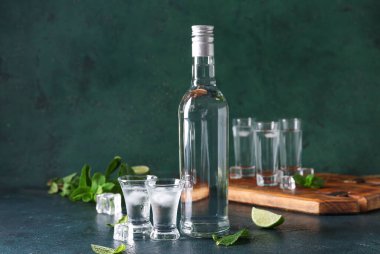 Masada şişe ve bardak votka.