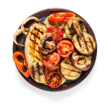 Beyaz arka planda farklı lezzetli ızgara sebzeli tabak.