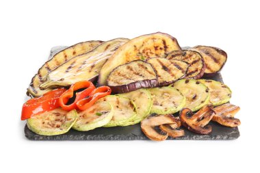 Beyaz arka planda farklı lezzetli ızgara sebzelerle kaykay tahtası