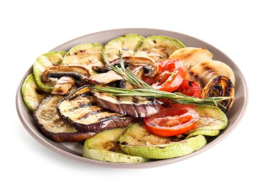 Beyaz arka planda farklı lezzetli ızgara sebzeli tabak.