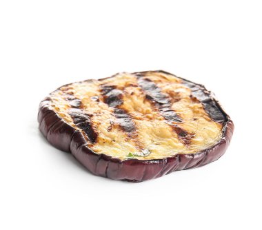 Beyaz arka planda ızgara patlıcan dilimi.