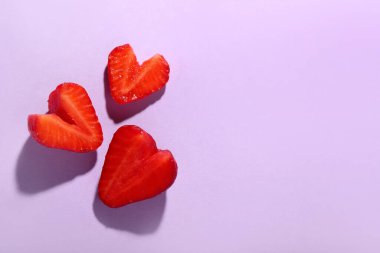 Leylak arkaplanda taze çilek yarıları