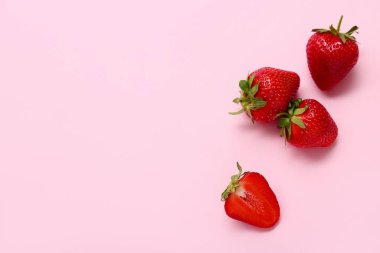 pembe bir arka plan üzerinde taze çilek