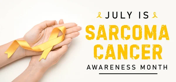Kezek Sárga Szalaggal Szöveggel Júlia Sarcoma Cancer Awareness Month Fehér — Stock Fotó